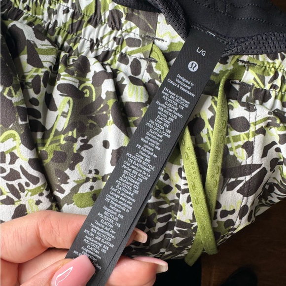 Lululemon Men’s Green, White and Black Pool Short 7” Size Large NWT - Picture 3 of 6